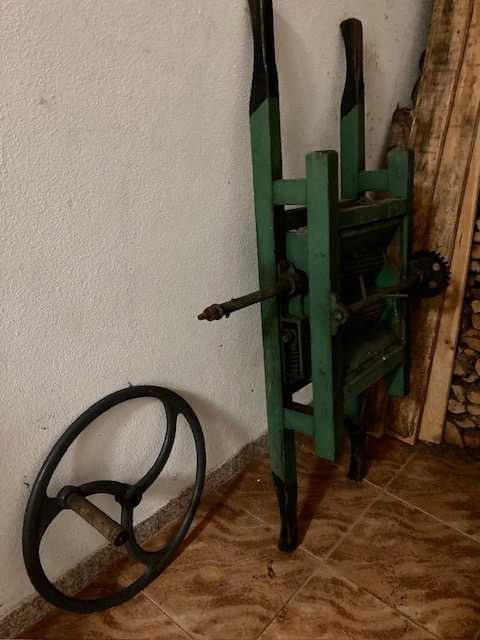 Esmagador / Triturador de Uvas Manual - Antigo - 60€