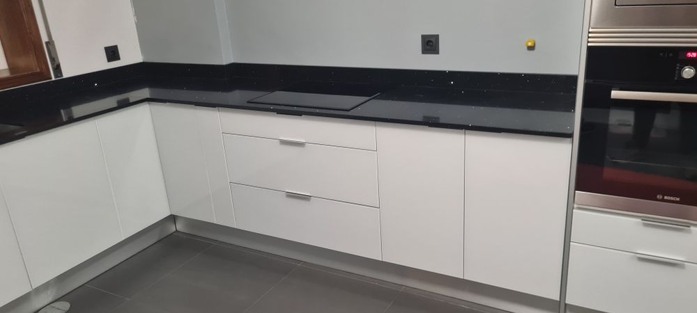 Cozinha completa com eletrodomésticos