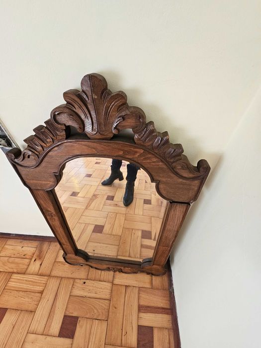 Espelho com moldura em madeira