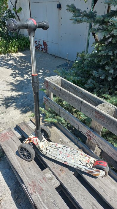 Самокат трёхколёсный