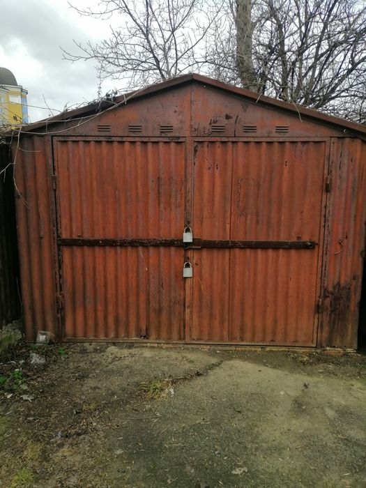 Гараж металевий.