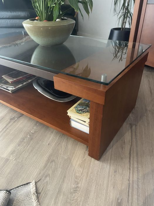 Mesa de centro de madeira com tampo de vidro