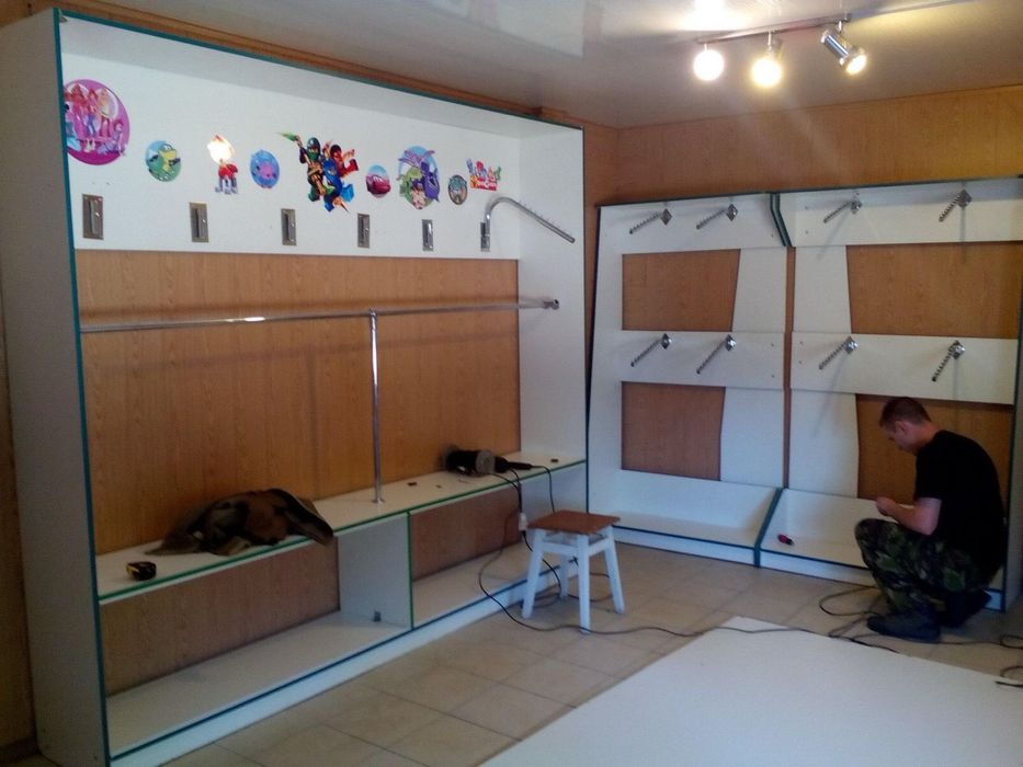 Продам меблі з дитячого магазину одягу