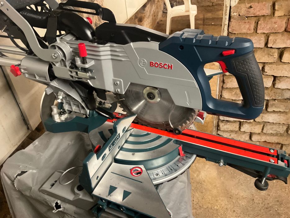 Piła ukosnica Bosch  Professional  GCM  8  SJL. 1600 W