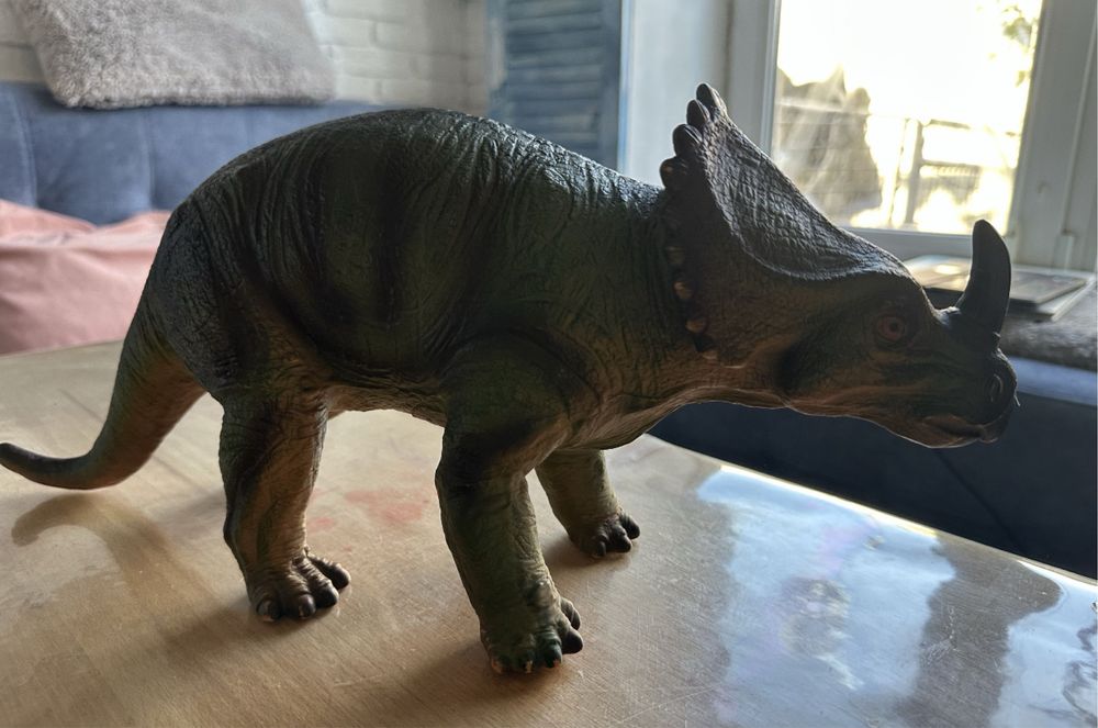 Динозавр гумовий