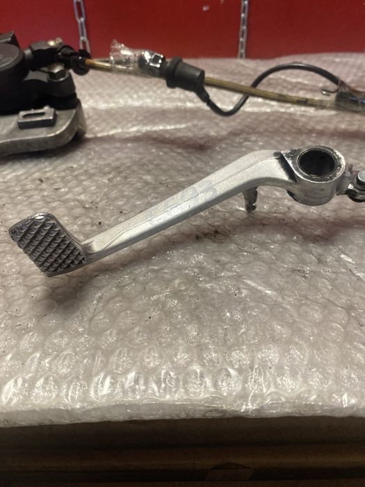 Yamaha YZF R1 RN19 zacisk hamulcowy tył pompa dźwignia C693