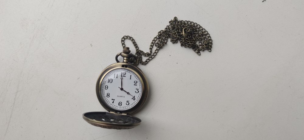 Часы с цепочкой.