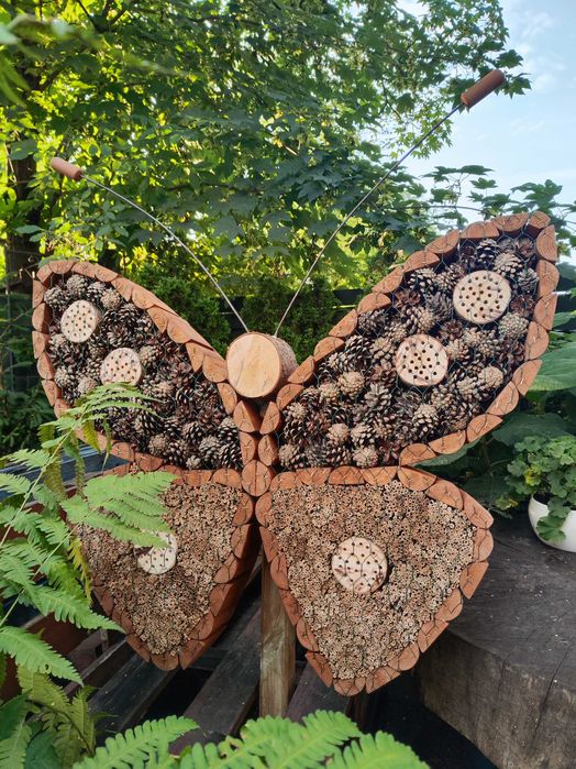 Domek dla owadów zapylających - motyl, pszczoła