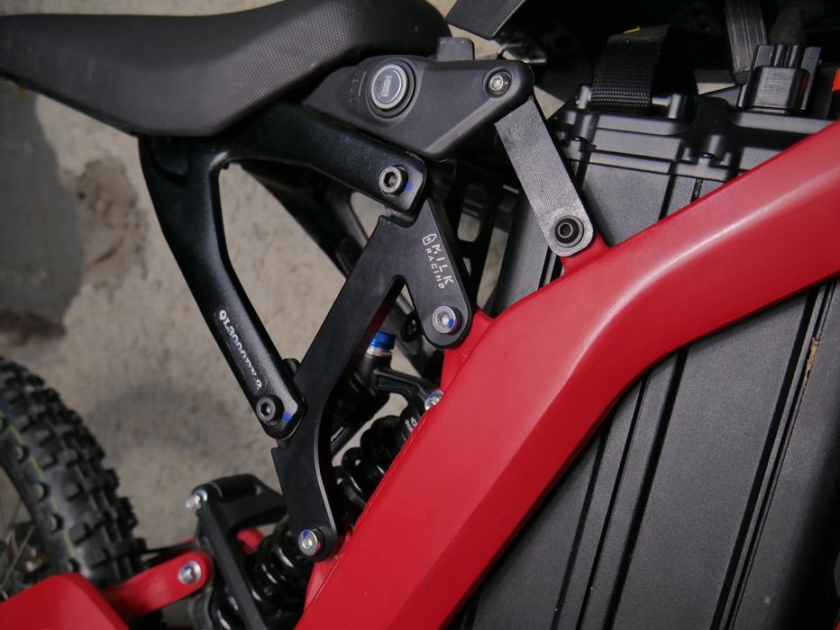 Podniesienie Siedzenia (Seat Lift) SurRon Milk Racing