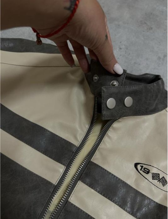 Шкіряна куртка в стилі moto jacket від бренду Prettylittlething