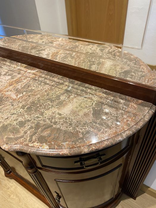 Consola com tampo em mármore