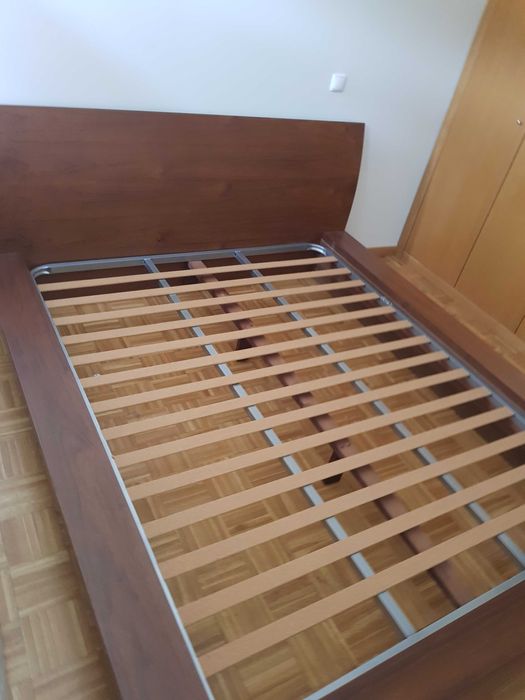 Cama de casal com estrado em excelente estado.