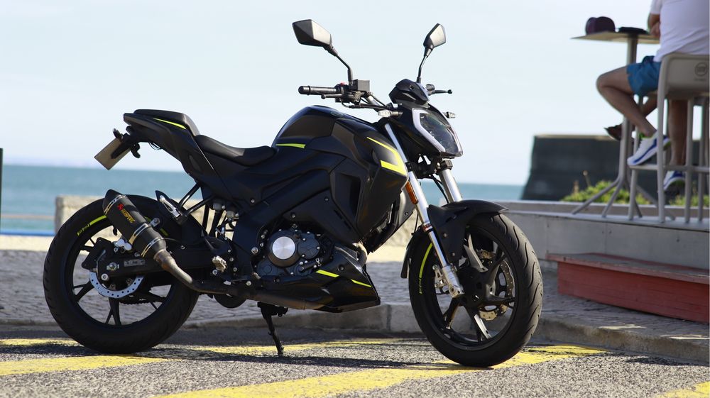 Keeway RKF escape Akrapovic e pneus Michelin Pilot Street