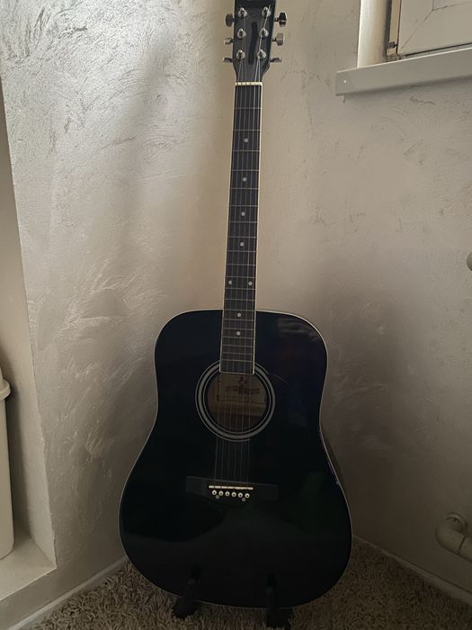 Продам гитару maxtone с чехлом и подставкой