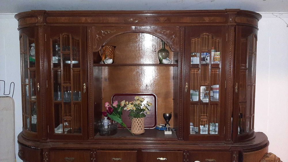 Móvel tradicional de sala com vitrina