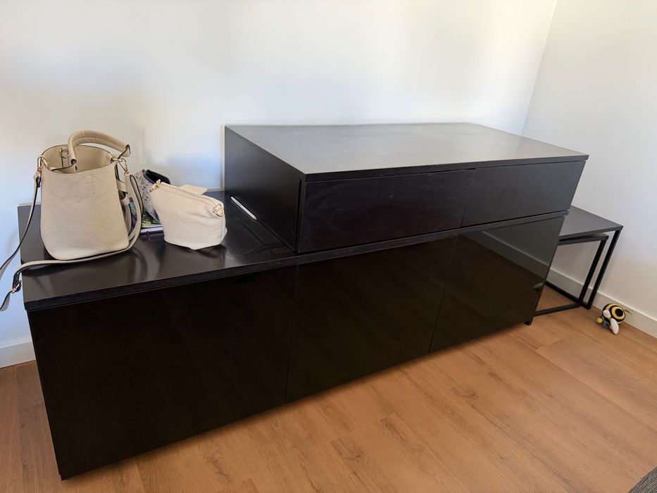 Sala completa, em madeira feita à medida + sofá-cama