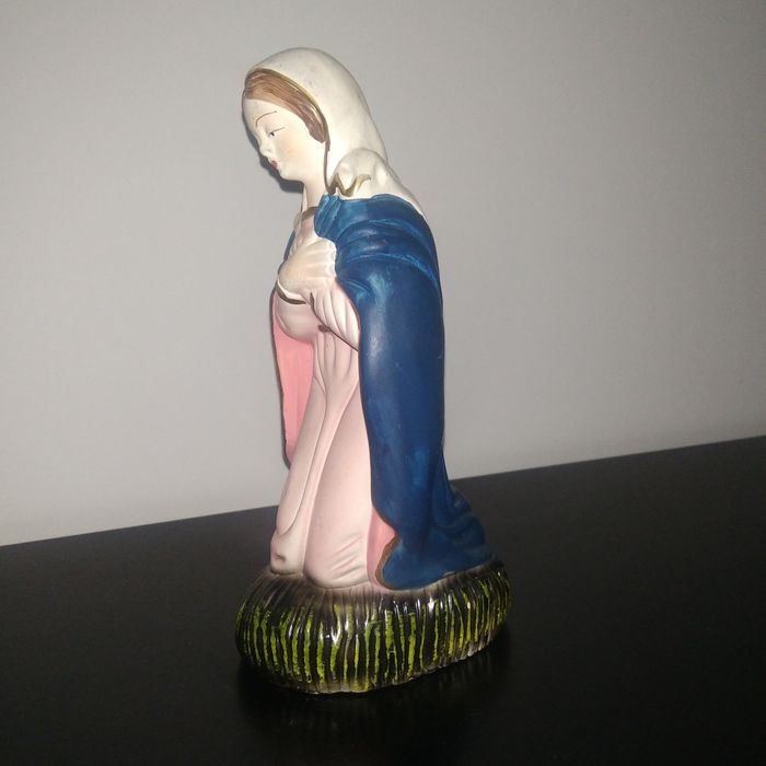 Lote de 7 peças em cerâmica para presépio. 
A peça maior mede 22 cm al