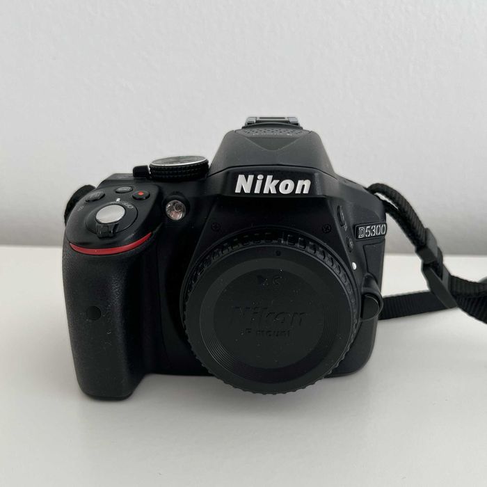 Nikon D5300 - Maquina fotográfica + 2 lentes Nikon + tripé Manfrotto