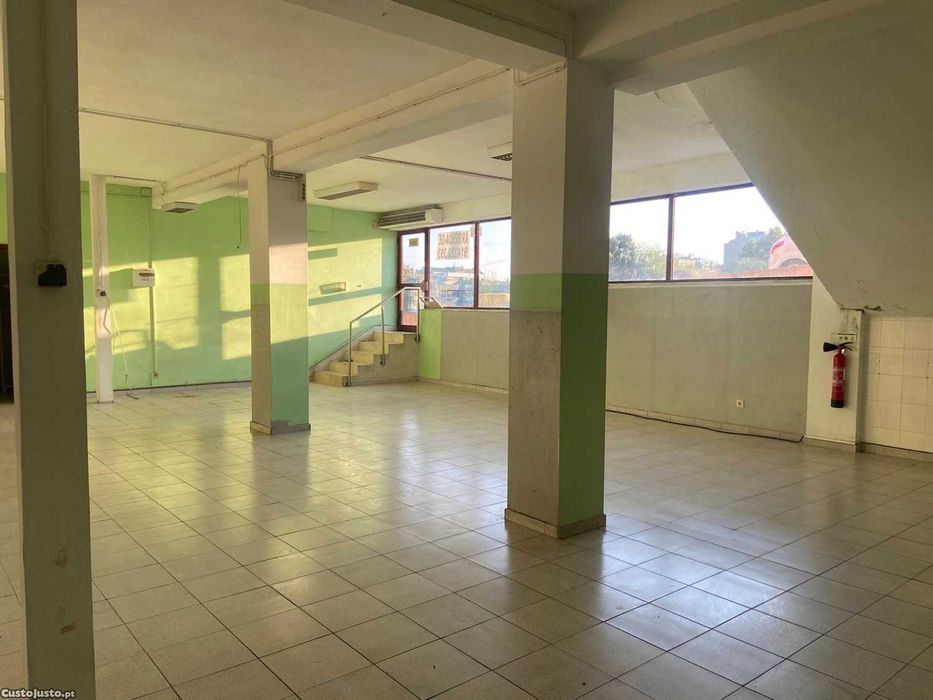 Loja com 184,5m2 próxima campo de futebol da Sanjoanense