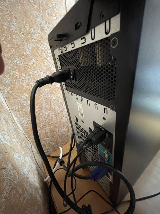 ПК + монитор | Intel Xeon E3-1220 V2 | 8 ГБ ОЗУ | 930 ГБ HDD