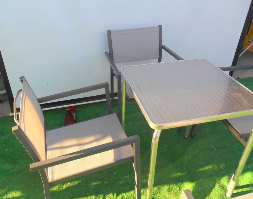 Cadeiras de braços empilháveis