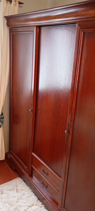 Roupeiro madeira com três portas