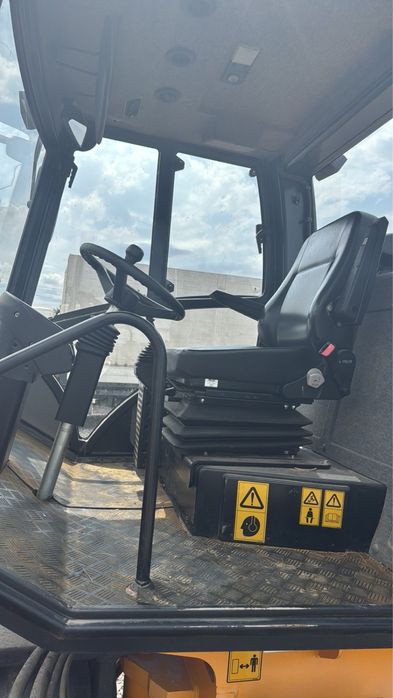 Каток JCB VM 132