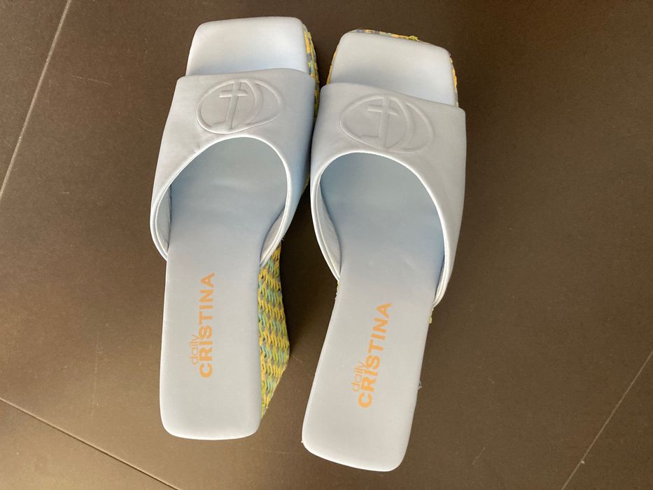 Sandália Cristina Ferreira - estado quase novo usadas 1 vez