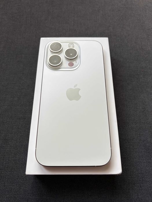 Apple iPhone 15 Pro 128GB Tytan Biały | Stan bardzo dobry | Oryginalny | Etui Spigen MagSafe