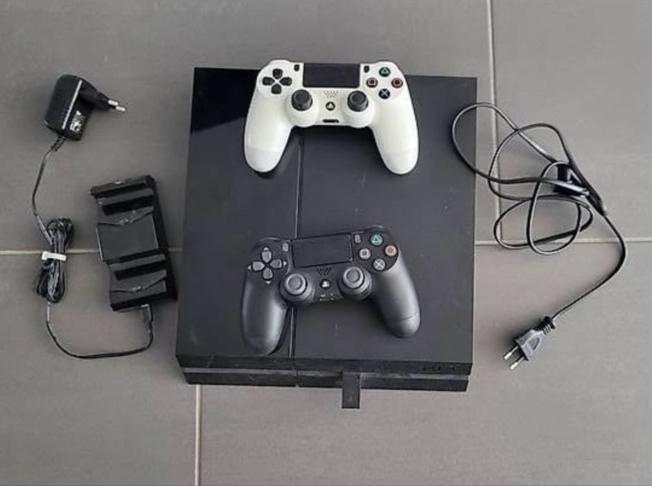 Playstation 4 500GB + 2 comandos + 2 jogos
