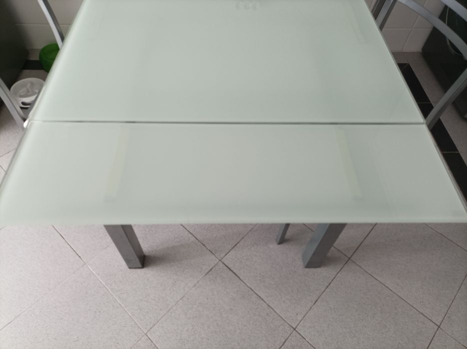 Mesa extensível+4 Cadeiras