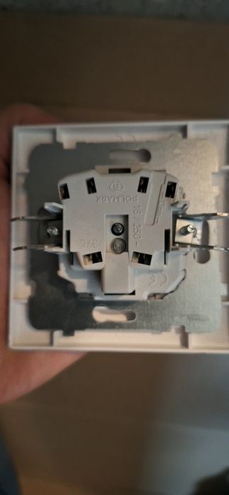 Biały kontakt elektryczny