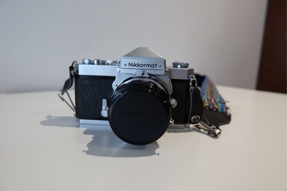 Nikkormat FTn – câmara SLR analógica de 35 mm, com objetiva e acessórios