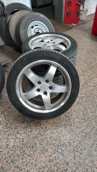 Jantes em bom estado com pneus.