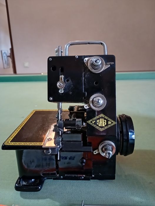 Оверлок 3 нитки, почти новая