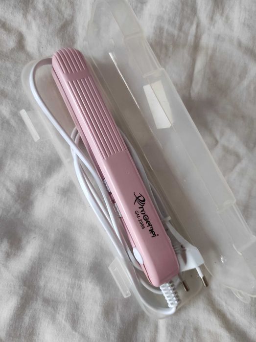 Вирівнювач-прасочка для волосся.