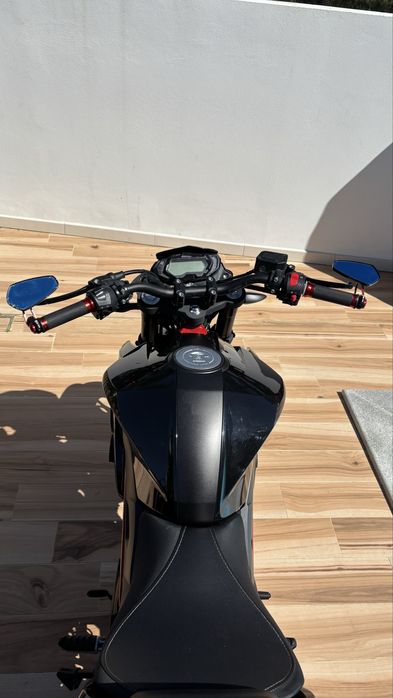 Benneli bn125 preta e vermelha