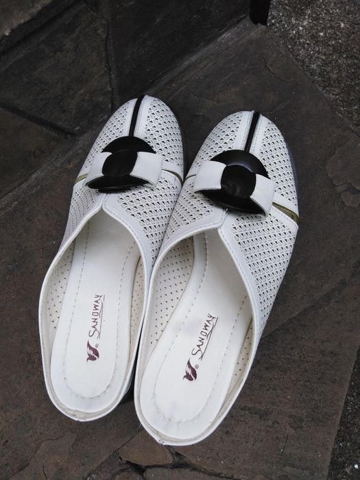 Шлепанцы на танкетке