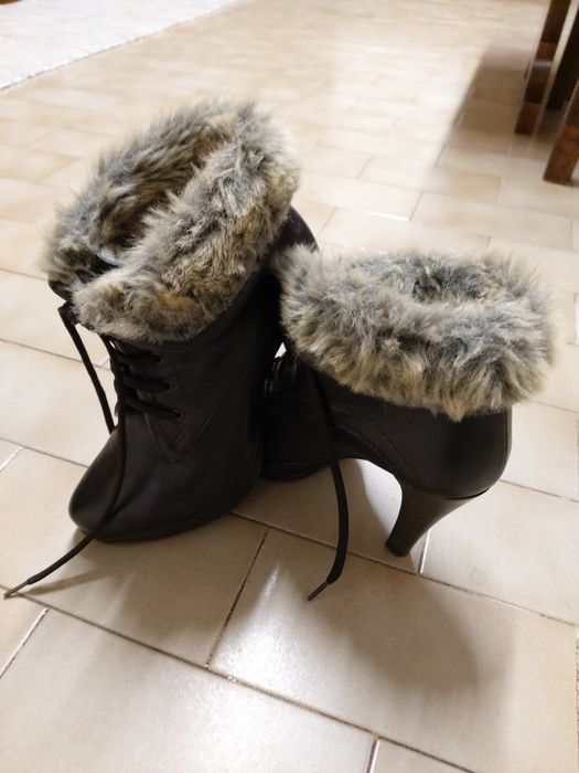 Botins castanhos em pele