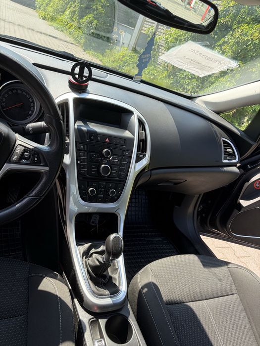 Opel Astra J 2011 Rok