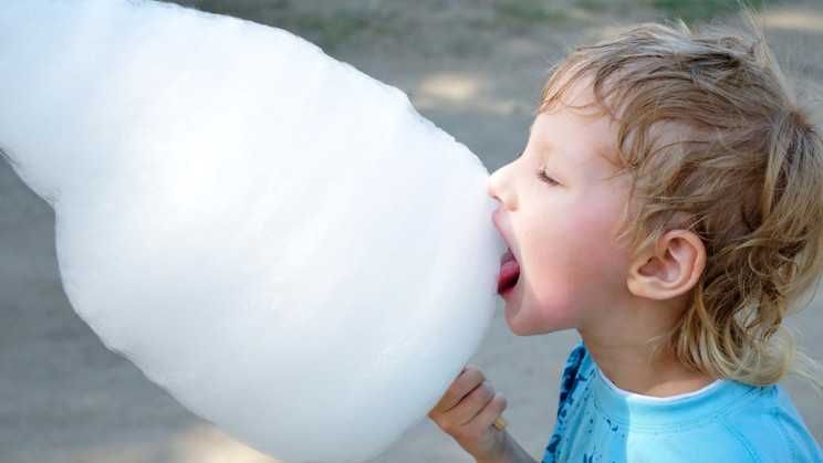 Stanowisko z watą cukrową i popcornem kolorowa smakowa wata