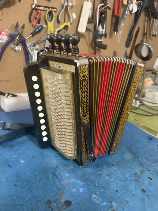 Harmonio 4a voz com 4 registos Modelo Wiener 114C
