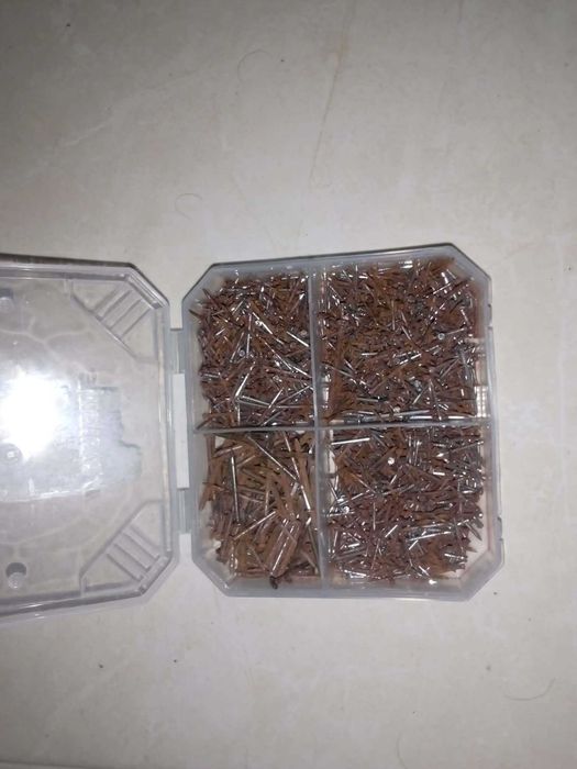 caixas de ferragens com peças