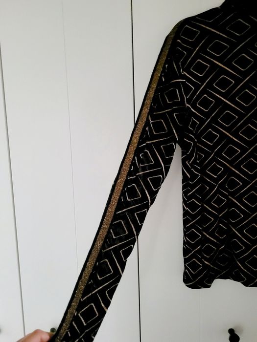 Cienki półgolf czarny ze złotymi dodatkami i połyskiem