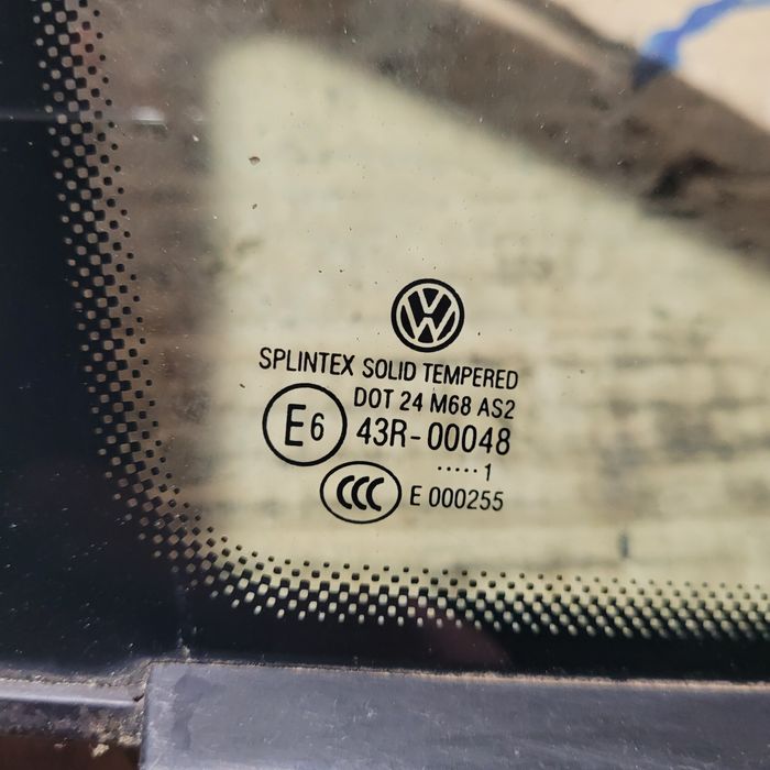 Szyba boczna drzwi trójkąt przód prawa vw Touran II 2011r