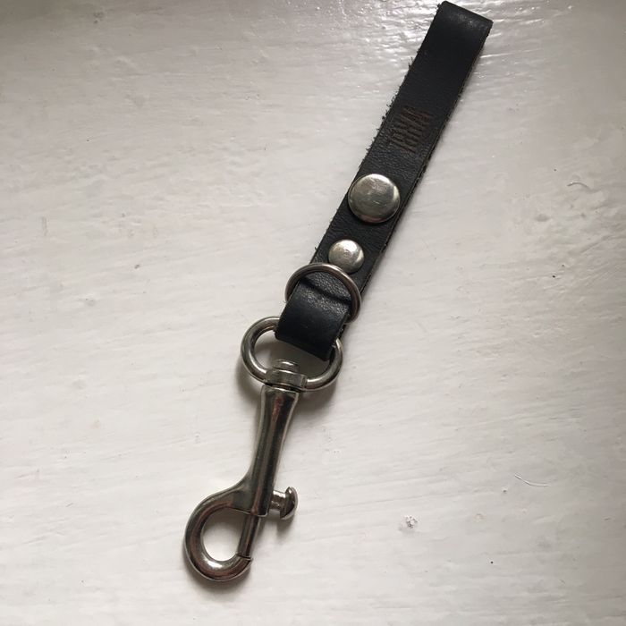 Кожаный брелок для ключей бренда We Are Able