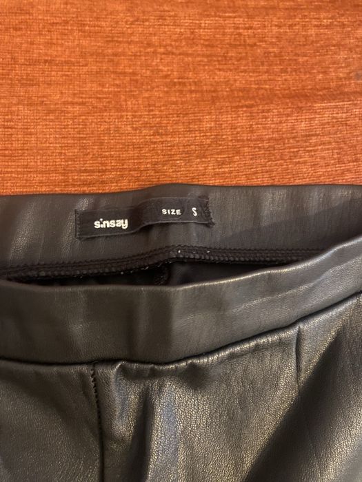 Czarne lakierowane spodnie sinsay S