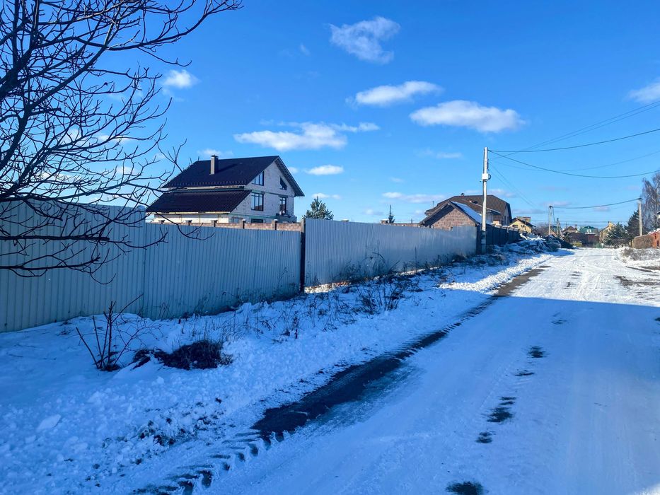 Продаж ділянки з готовим фундаментом та усіма комунікаціями біля лісу!