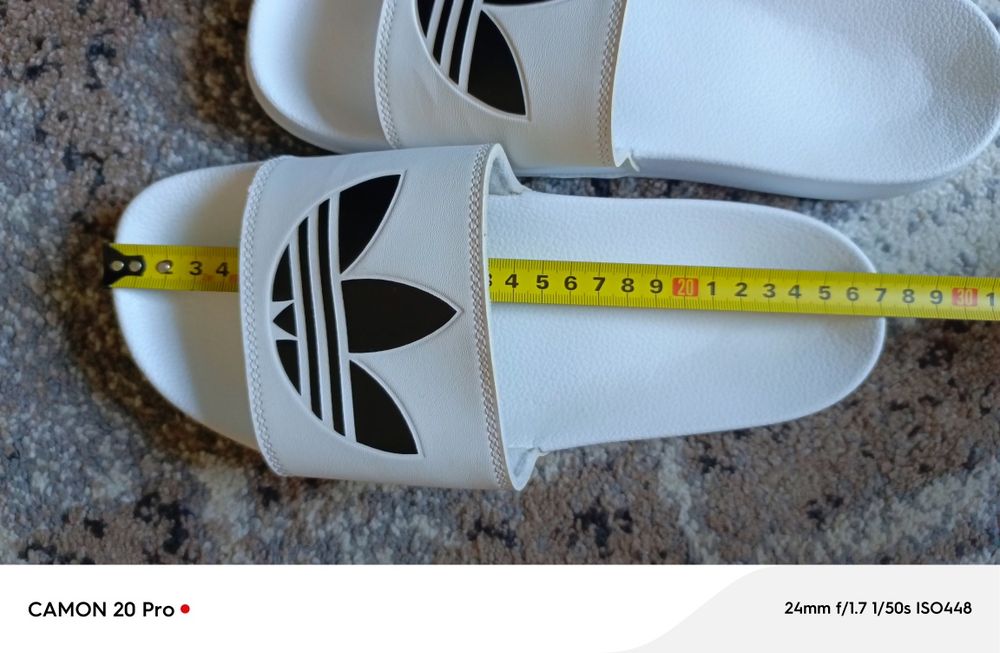 Шльопанці Adidas.