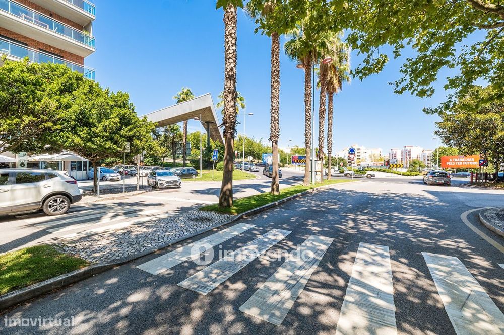 Apartamento T2 moderno, com garagem e varanda enorme, na Malvarosa